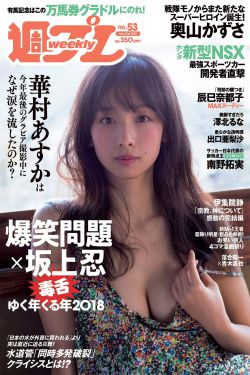 美女脱内衣露出奶